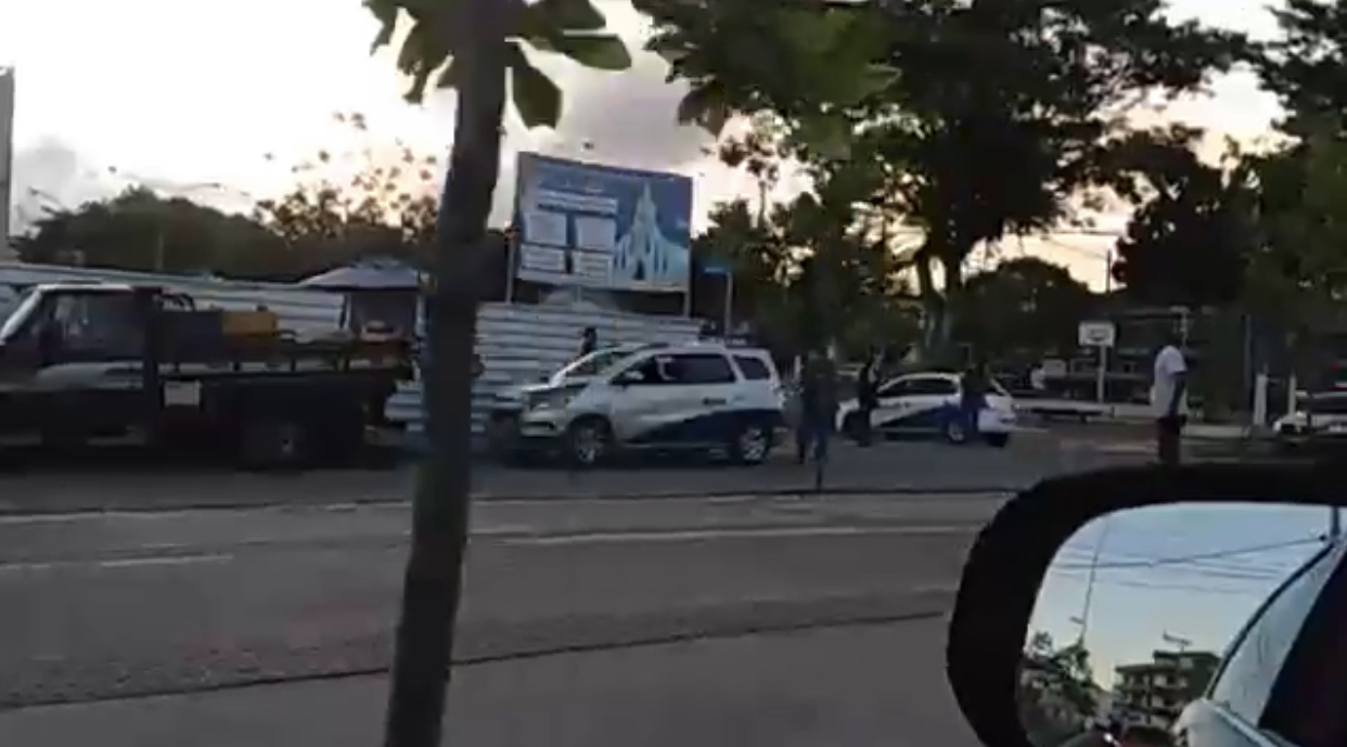 Em Macaé, Dr. Aluízio ataca novamente e agora manda prender até vendedor de abacaxi na rua. Veja!