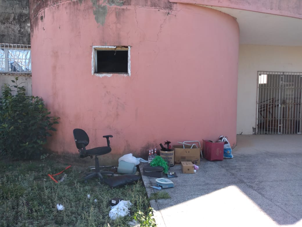 Macaé: após Prefeitura fechar Centro de Convivência do Idoso, espaço é destruído por vândalos