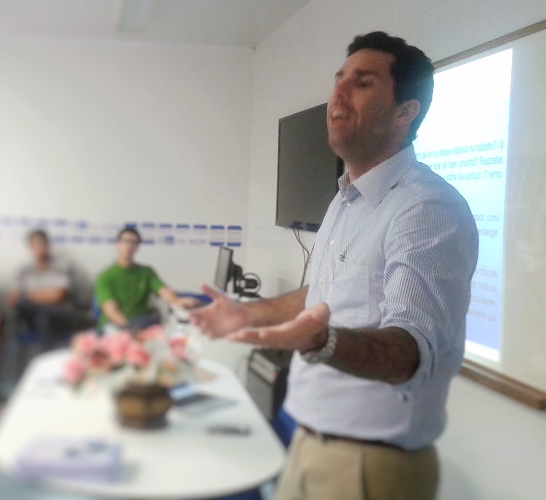 Macaé: secretário de Média e Alta Complexidade negocia compra de luvas para a Saúde pelo… Twitter?! ‘Pode isso, Arnaldo?’