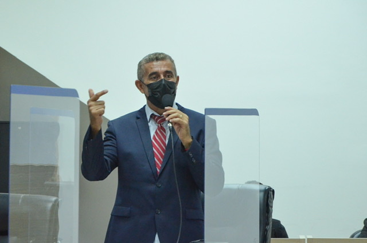 Macaé: empresas de TV, telefonia e internet podem ser multadas por fios emaranhados e soltos nos postes. PL tramita na Câmara