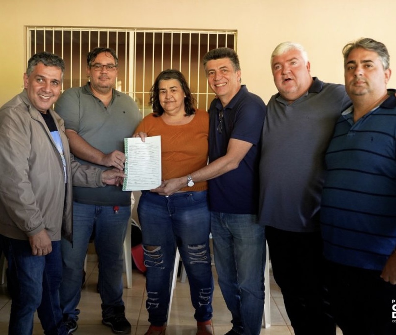 Casimiro: ao lado do prefeito e do presidente da Câmara, Laterça entrega títulos de propriedade a produtores rurais do Assentamento Visconde