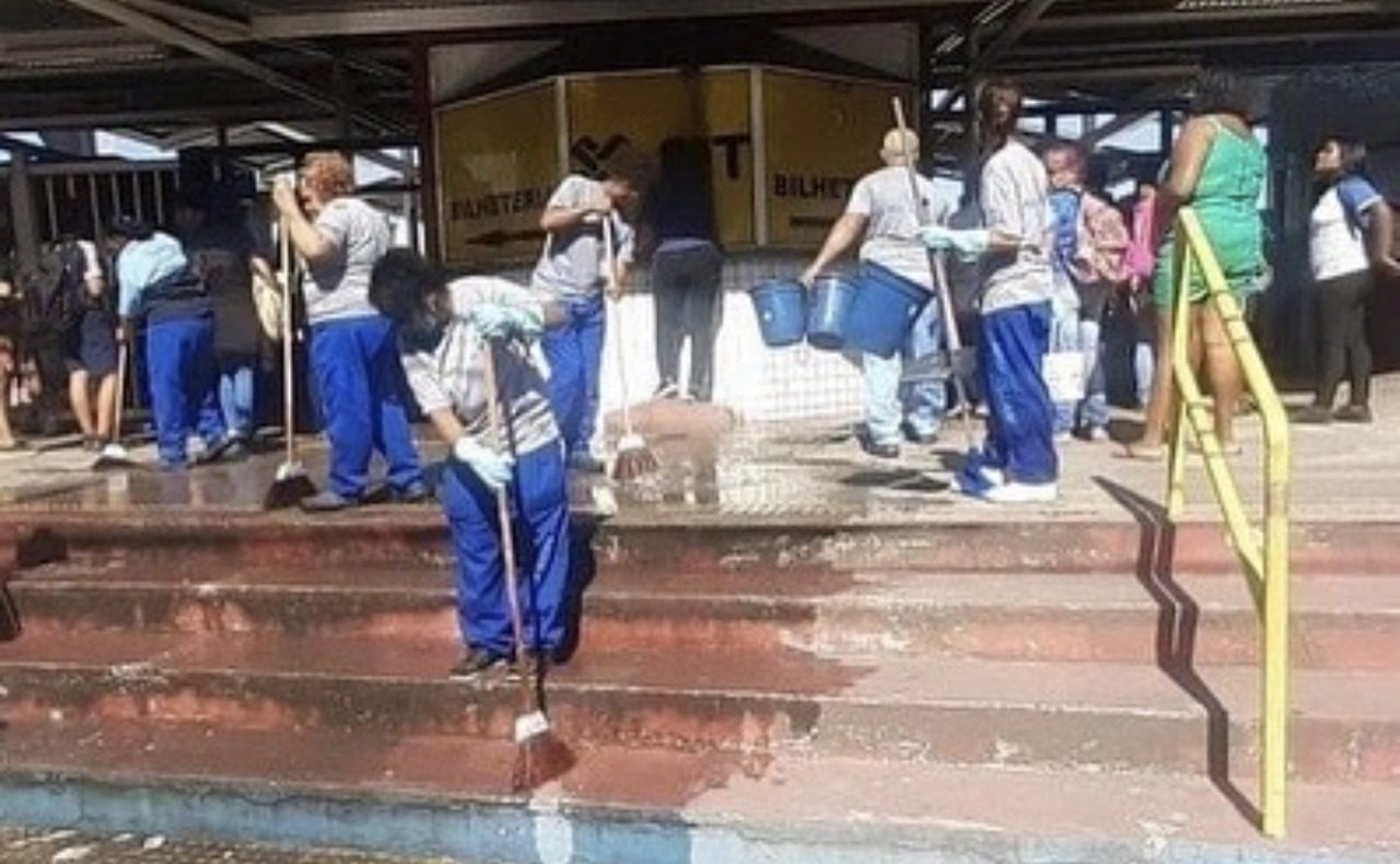 Macaé: depois de anos sem contrato de manutenção, Prefeitura retoma serviço de limpeza dos terminais de ônibus