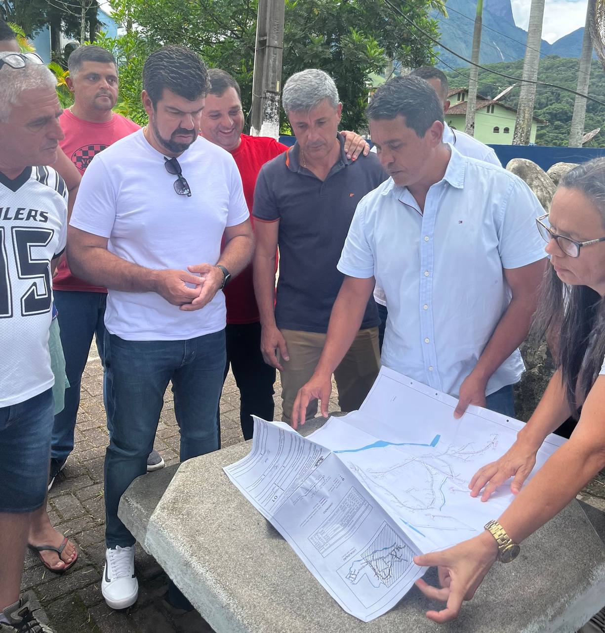 Macaé: Welberth e Cesinha percorrem distritos da região serrana. Prefeito anuncia obra de saneamento no Frade