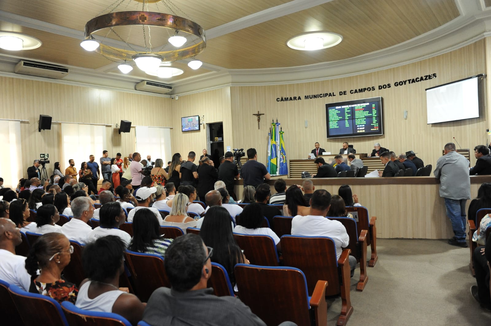 Câmara vota seis projetos e recebe outros 17 na primeira sessão do ano