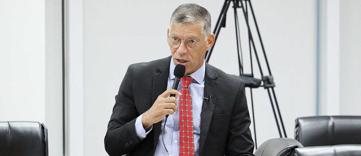 Fios nos postes da cidade geram poluição visual e riscos de acidentes