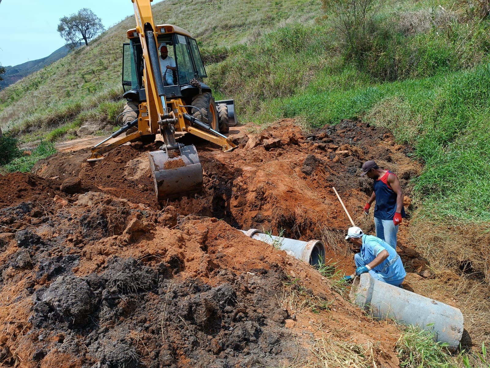 PREFEITURA REALIZA AÇÕES DE MANILHAMENTOS NO CÓRREGO DANTAS E EM RIOGRANDINA