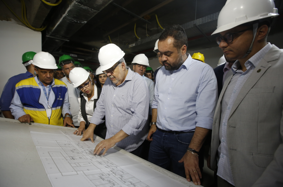 Cláudio Castro vistoria obras do primeiro Hospital Oncológico de Nova Friburgo e inaugura urbanização no Centro da cidade