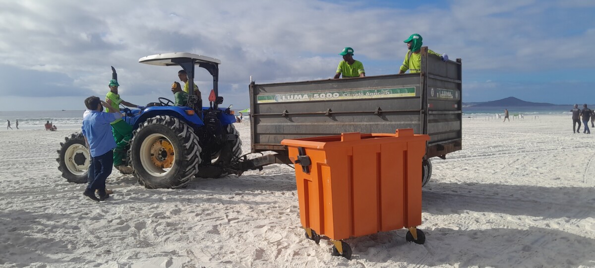 Prefeitura de Cabo Frio instala 15 contentores de lixo na Praia do Forte