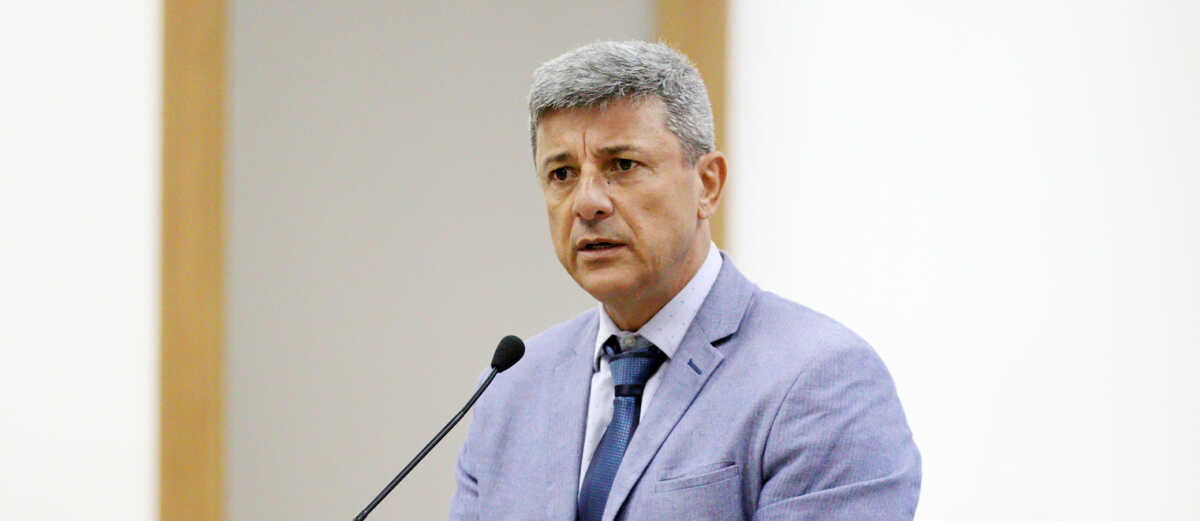 Falta de professores e incremento nos currículos escolares em debate