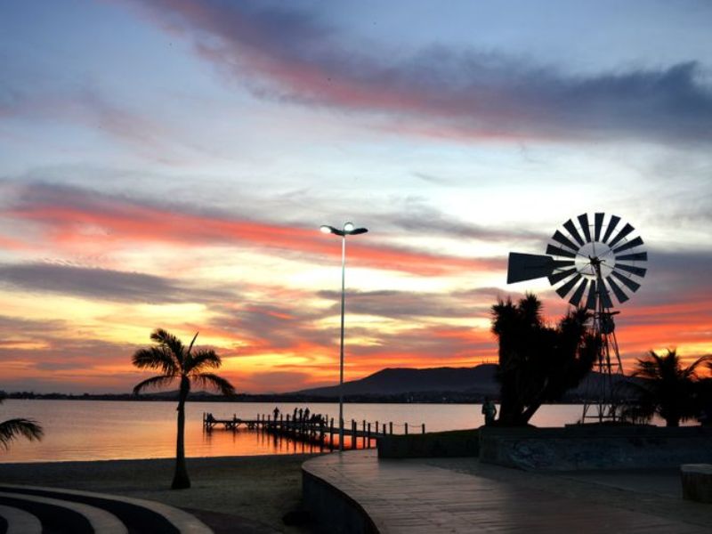 Praça de São Pedro da Aldeia reúne amantes de carros antigos nessa sexta, 31 de janeiro