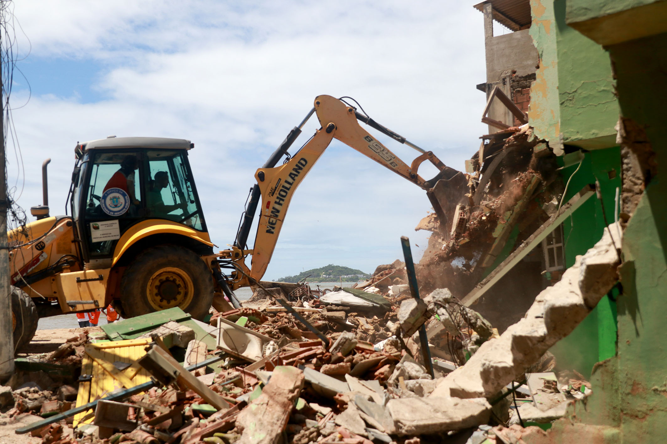 Prefeitura de Macaé remove 30 casas em área de risco da Fronteira