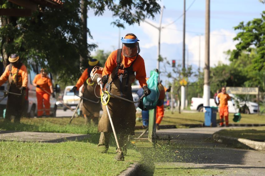 Prefeitura de Rio das Ostras realiza manutenção e limpeza de espaços públicos