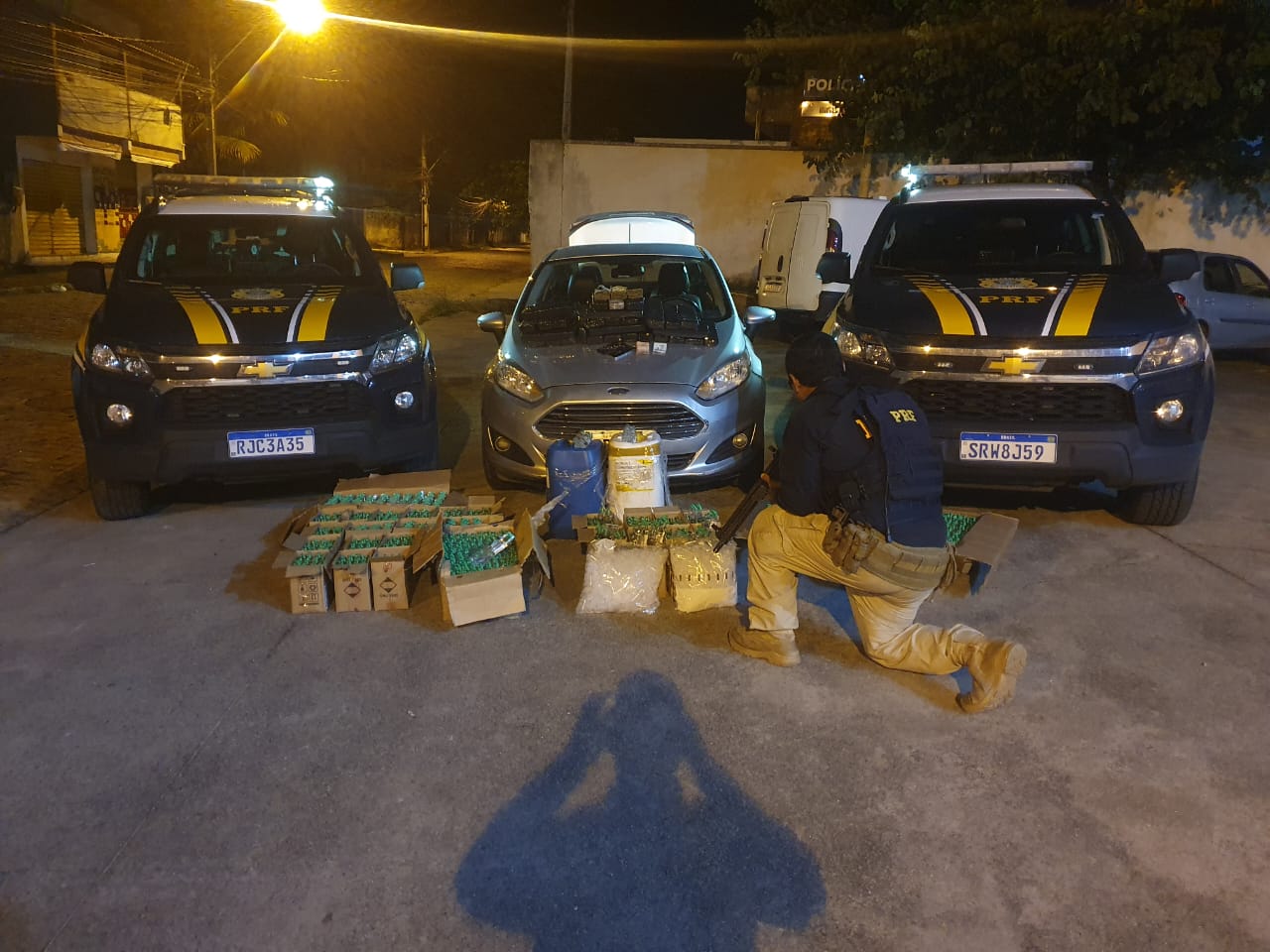 PRF intercepta veículo com 30kg de drogas e lança-perfume a caminho de Macaé