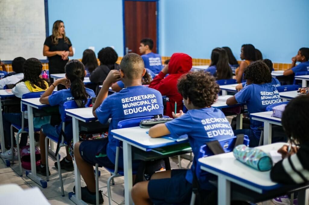 Cabo Frio celebra a chegada de professores inspetores escolares à rede municipal