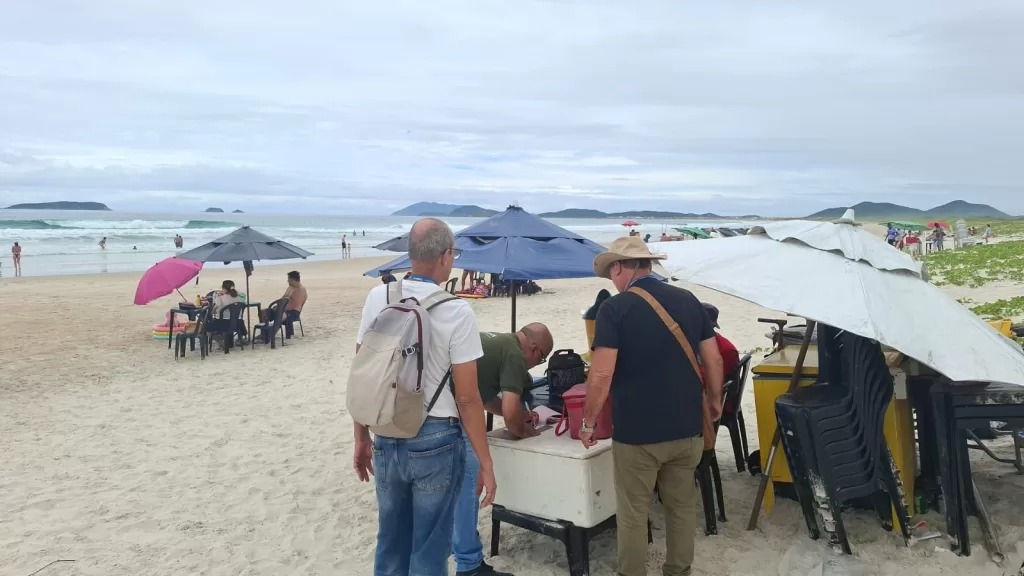 Cabo Frio realiza operação no Pontal do Peró com interdição de cozinha e notificações a ambulantes