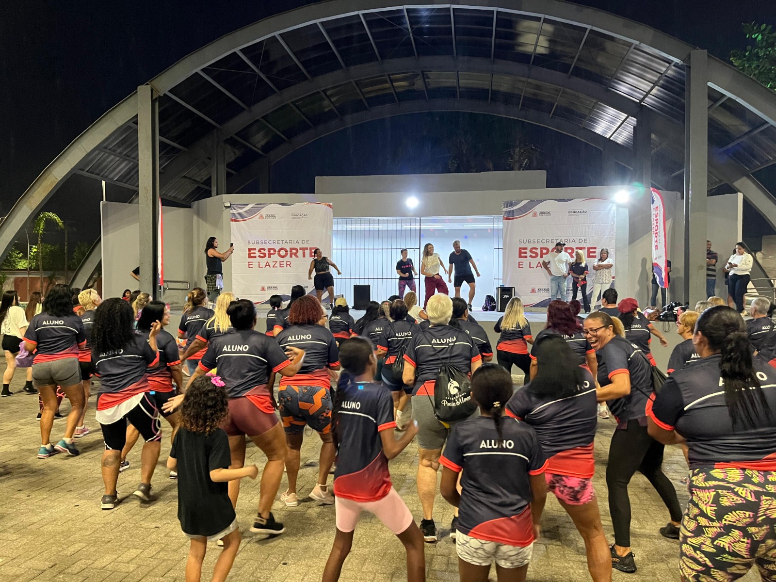 Verão Esportivo começa com animação em aulão de Zumba em Arraial do Cabo
