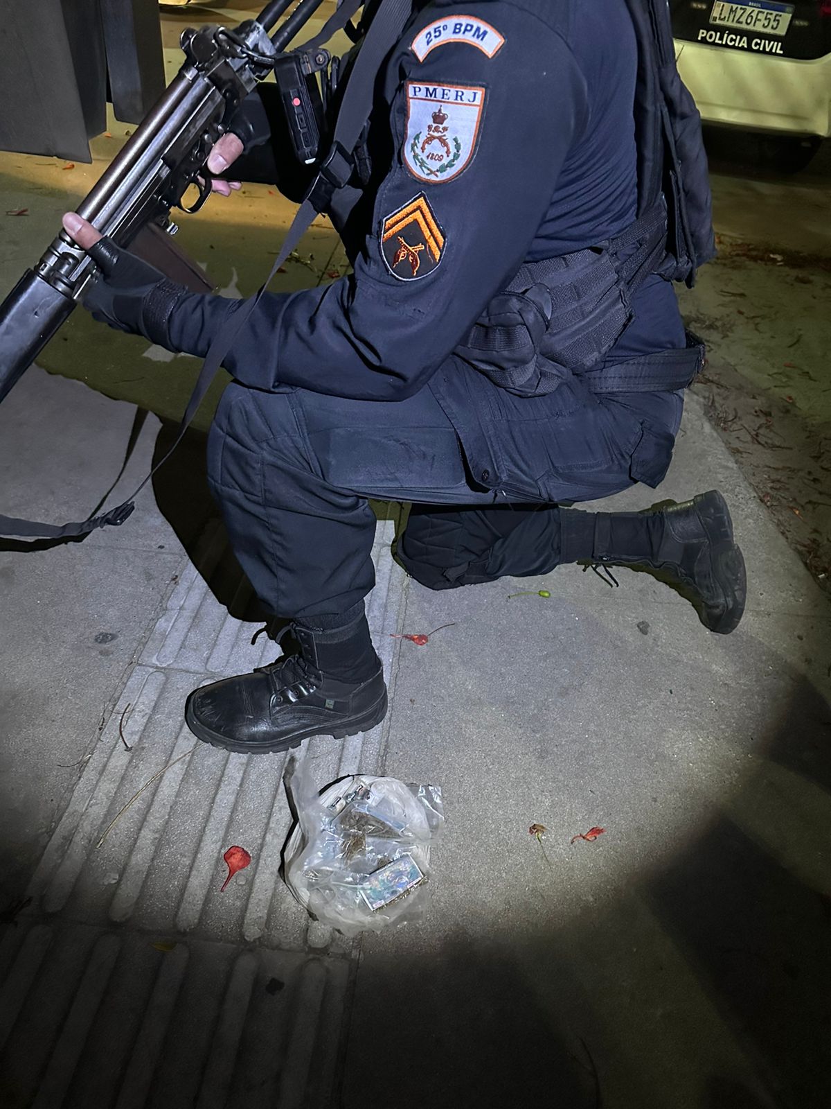 PM de Cabo Frio apreende adolescente de 14 anos drogas em comunidade