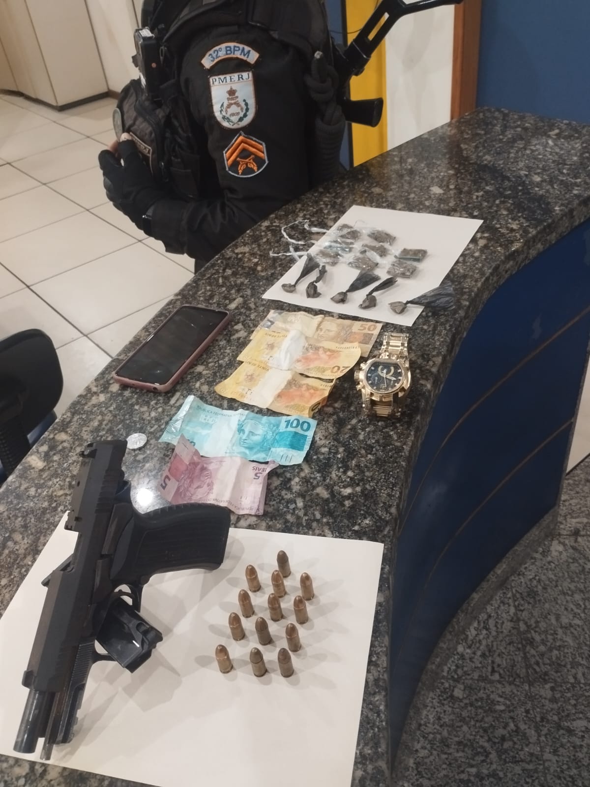Policiais prendem assassino foragido com drogas e arma em Quissamã