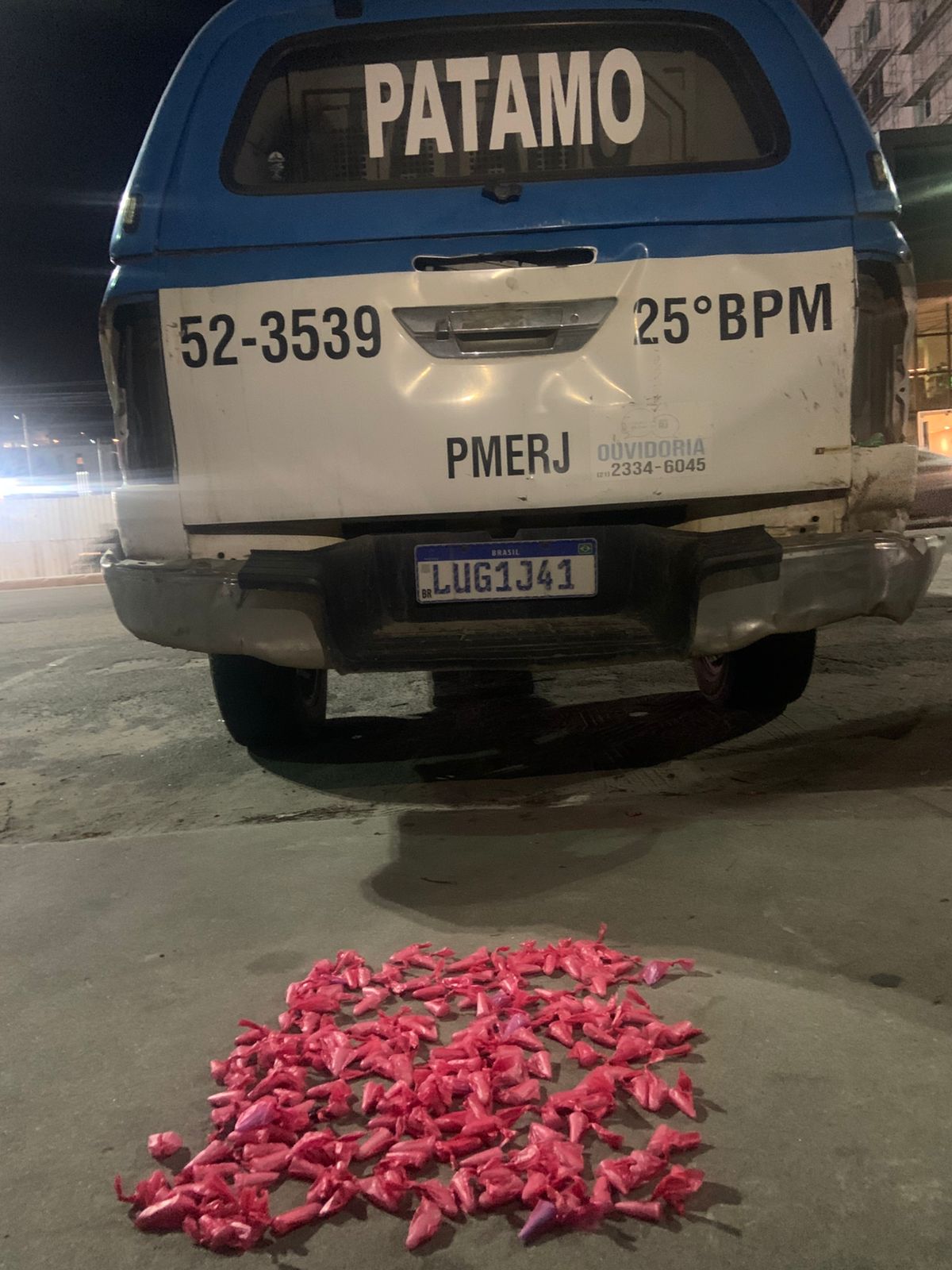 Ação da PM encontra centenas de pinos de cocaína em terreno baldio de Cabo Frio  