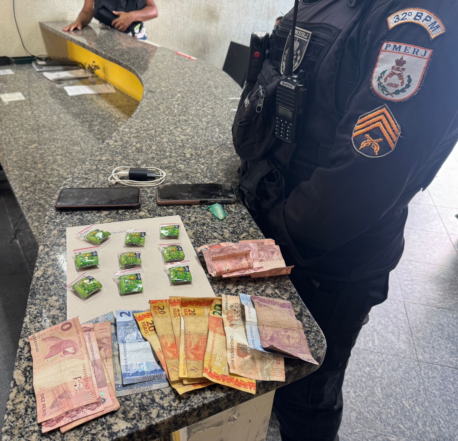 Polícia prende 16 e apreende drogas na Favela da Linha, em Macaé