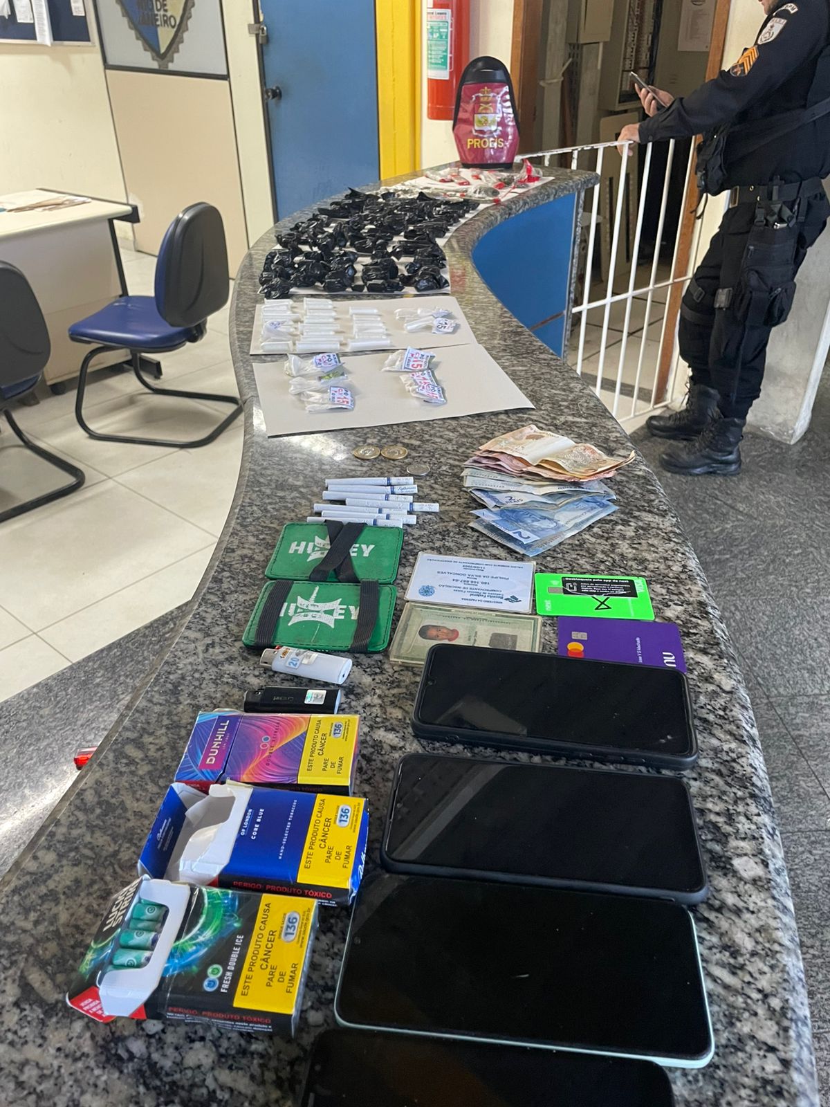 Rio das Ostras: Polícia encontra drogas e detém cinco suspeitos