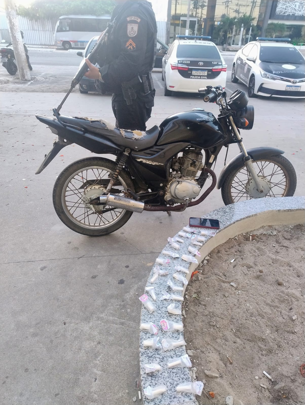 Patrulhamento da Polícia Militar resulta em recuperação de moto roubado em Cabo Frio