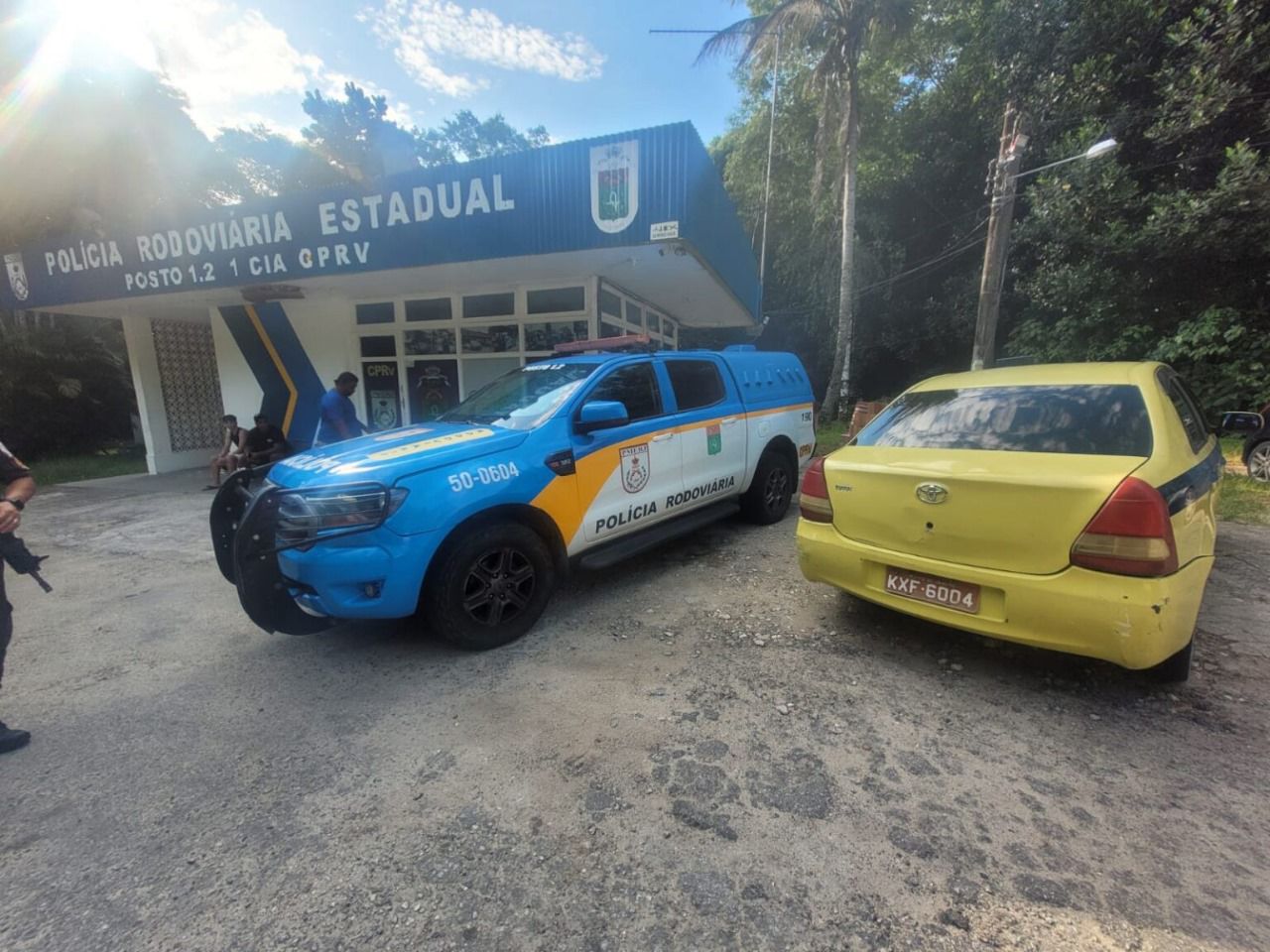 Polícia apreende táxi roubado durante patrulha em Maricá
