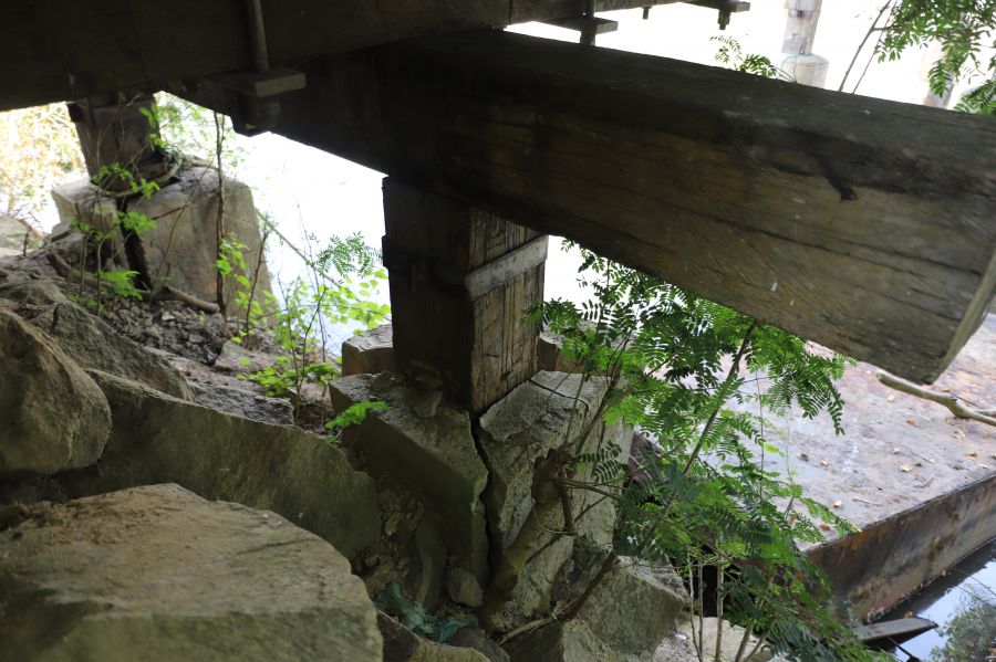 Interditada há 3 anos, Ponte de Madeira começa a receber manutenção em Rio das Ostras