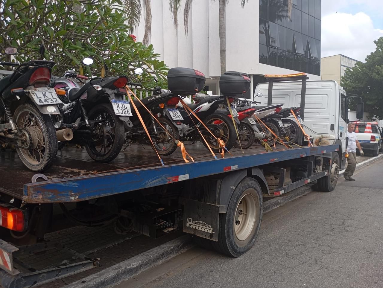 Ação da PM em Macaé resulta em 17 multas e remoção de motos