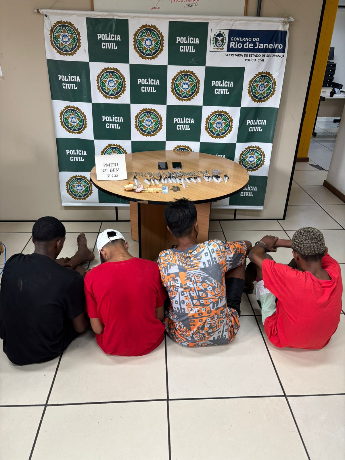 Rio das Ostras: Polícia Civil e PM desarticulam ponto de tráfico na Operação Âncora Segura
