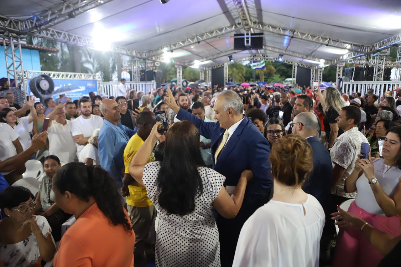 Carlos Augusto toma posse como prefeito de Rio das Ostras