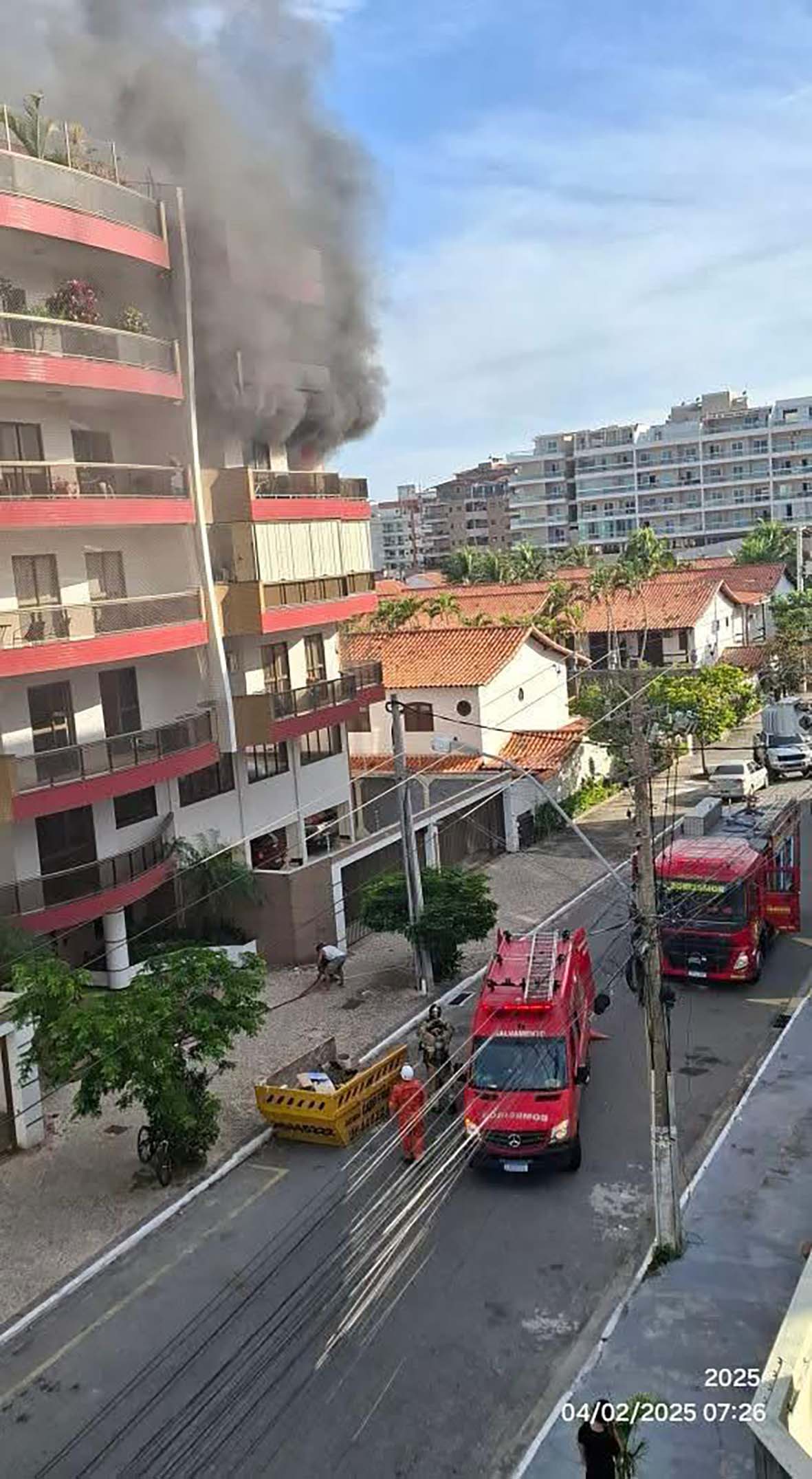 Bombeiros controlam incêndio em prédio no bairro Braga, em Cabo Frio