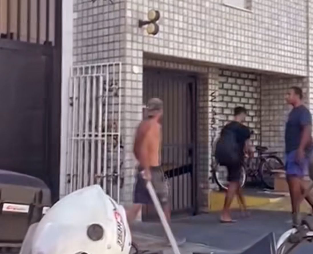 Confusão em loja de Cabo Frio mostra homem em surto agredindo uma vendedora