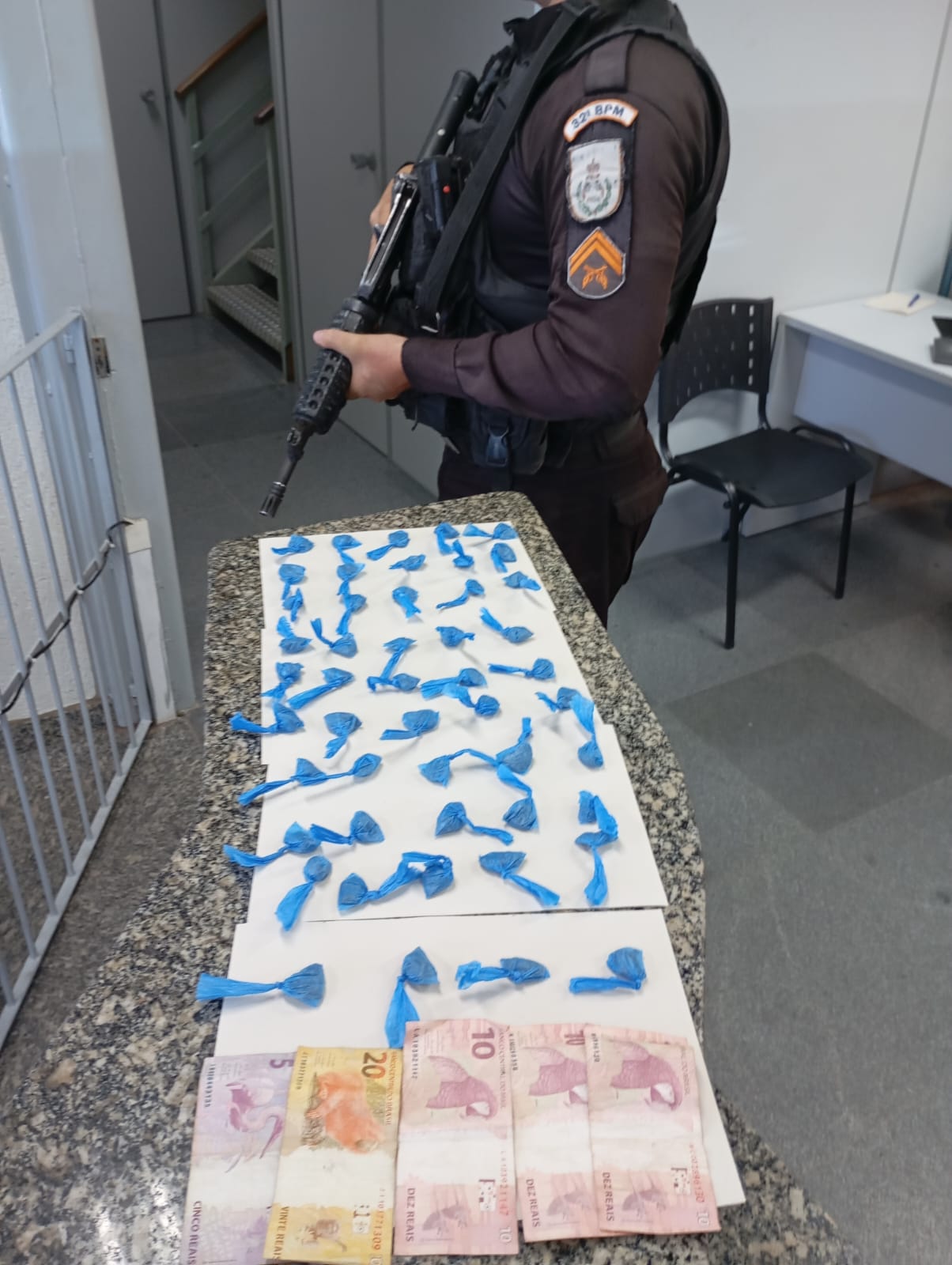 Denúncia leva a prisão de homem por tráfico no bairro Botafogo em Macaé