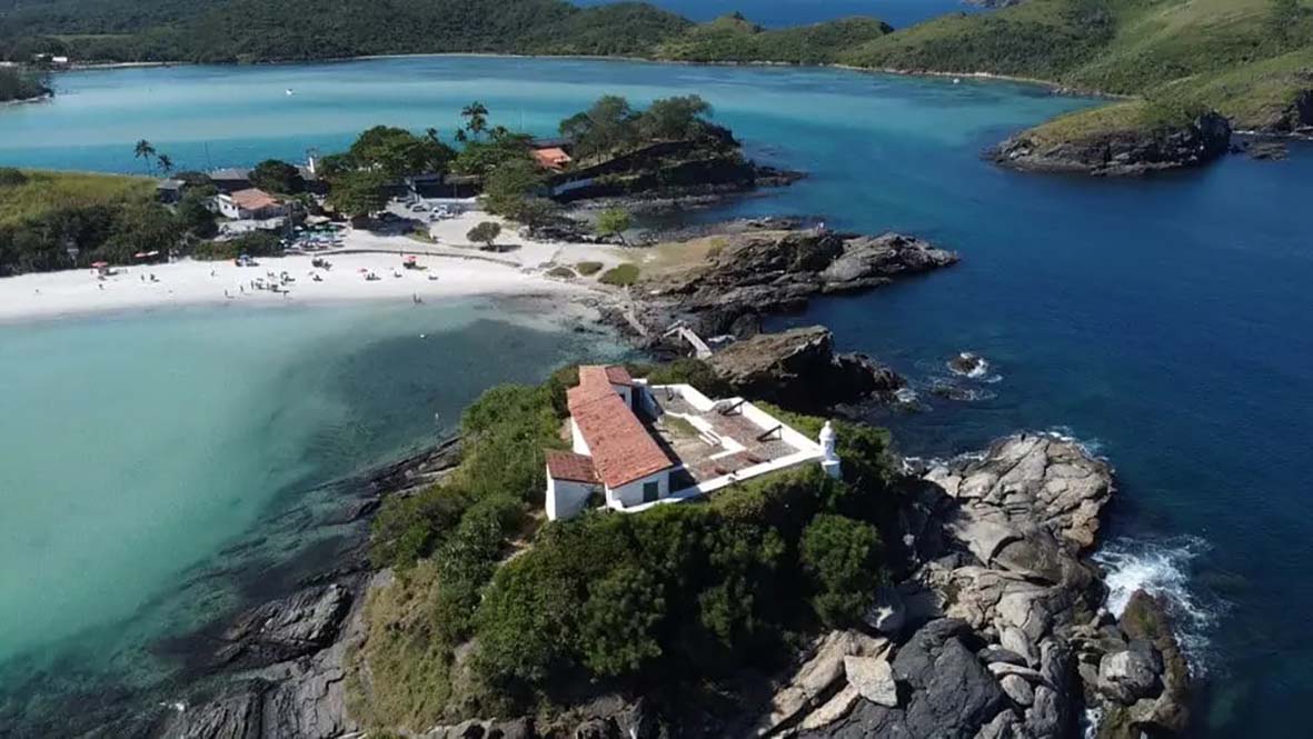 Bombeiros controlam princípio de incêndio no Forte São Mateus, em Cabo Frio