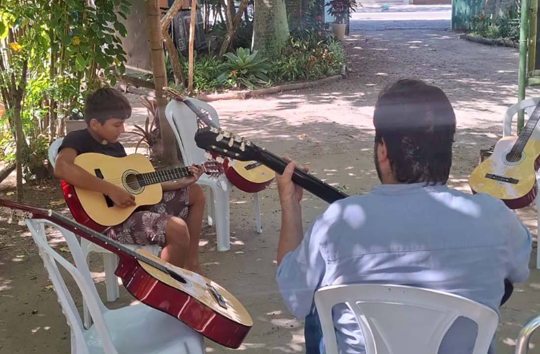 Aulas de violão para todas as idades no Horto Musical tem nova turma gratuita em Cabo Frio