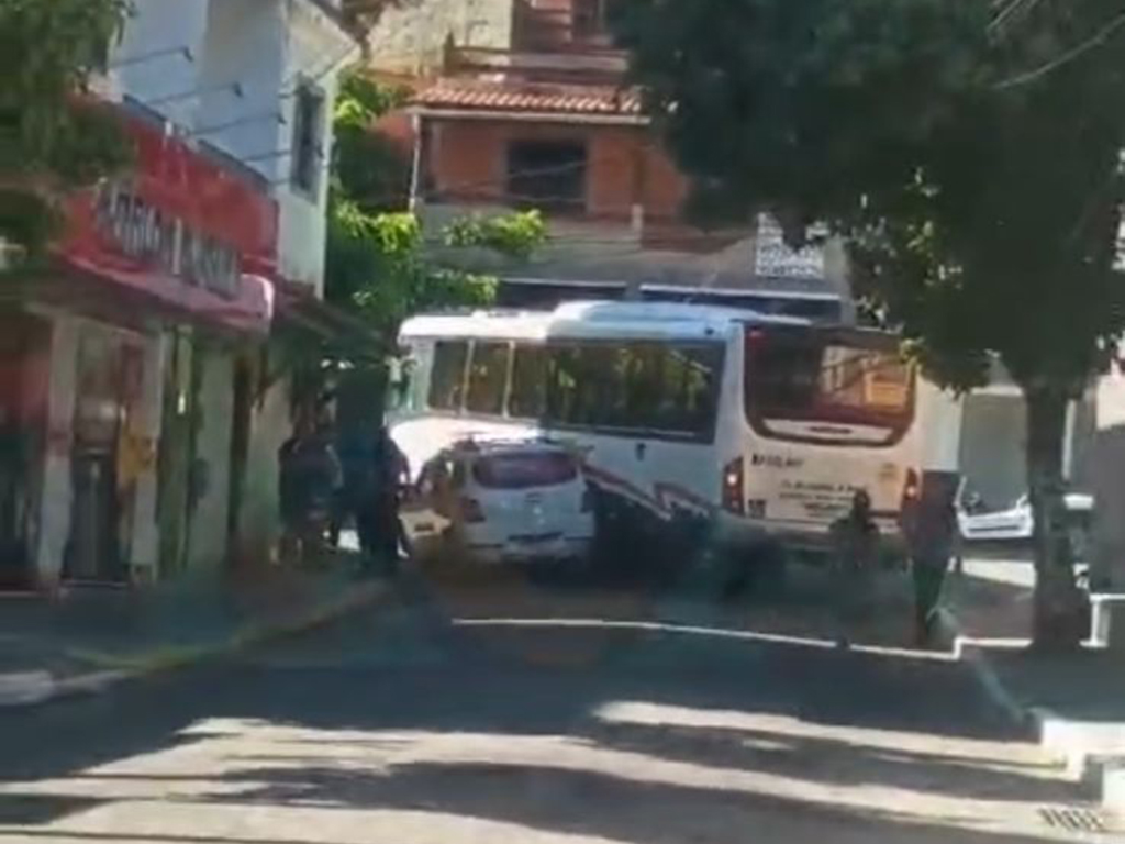 Colisão entre táxi e ônibus interrompe trânsito em Arraial do Cabo