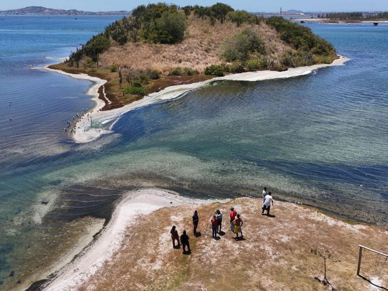 Lagoa de Araruama recebe ação emergencial de limpeza para melhorar circulação da água