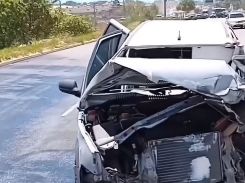 Motorista que vinha na contramão morre depois de bater em caminhão em São Pedro da Aldeia