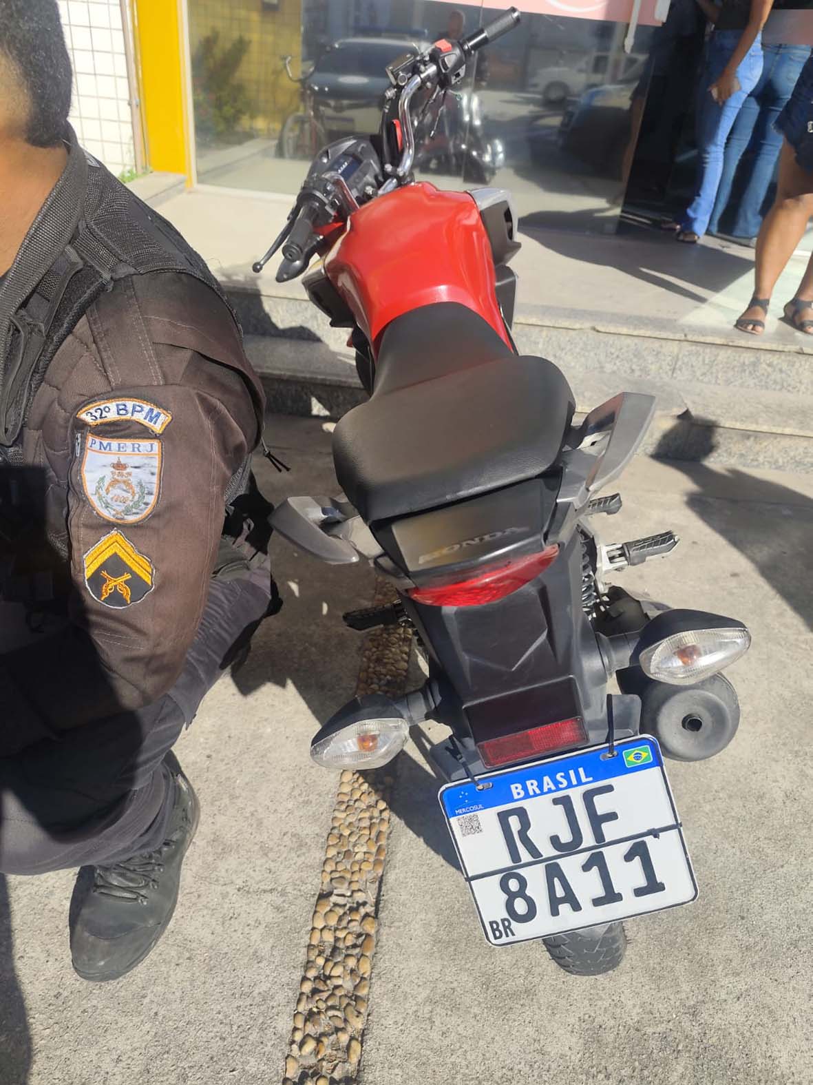 Macaé: moto roubada foi recuperada pela polícia no bairro Aroeira