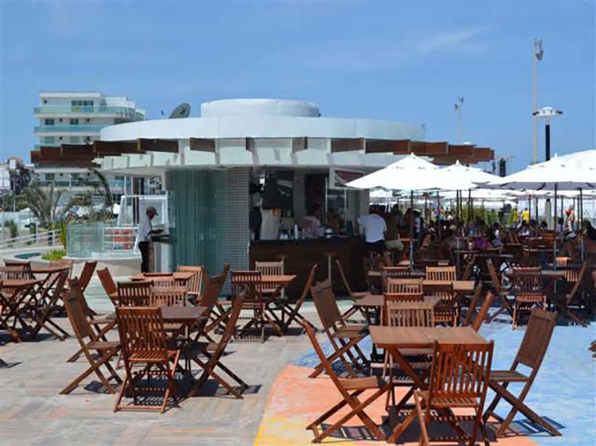 Baratas, sujeira e alimentos vencidos levam à interdição de quiosques na Praia do Forte, em Cabo Frio