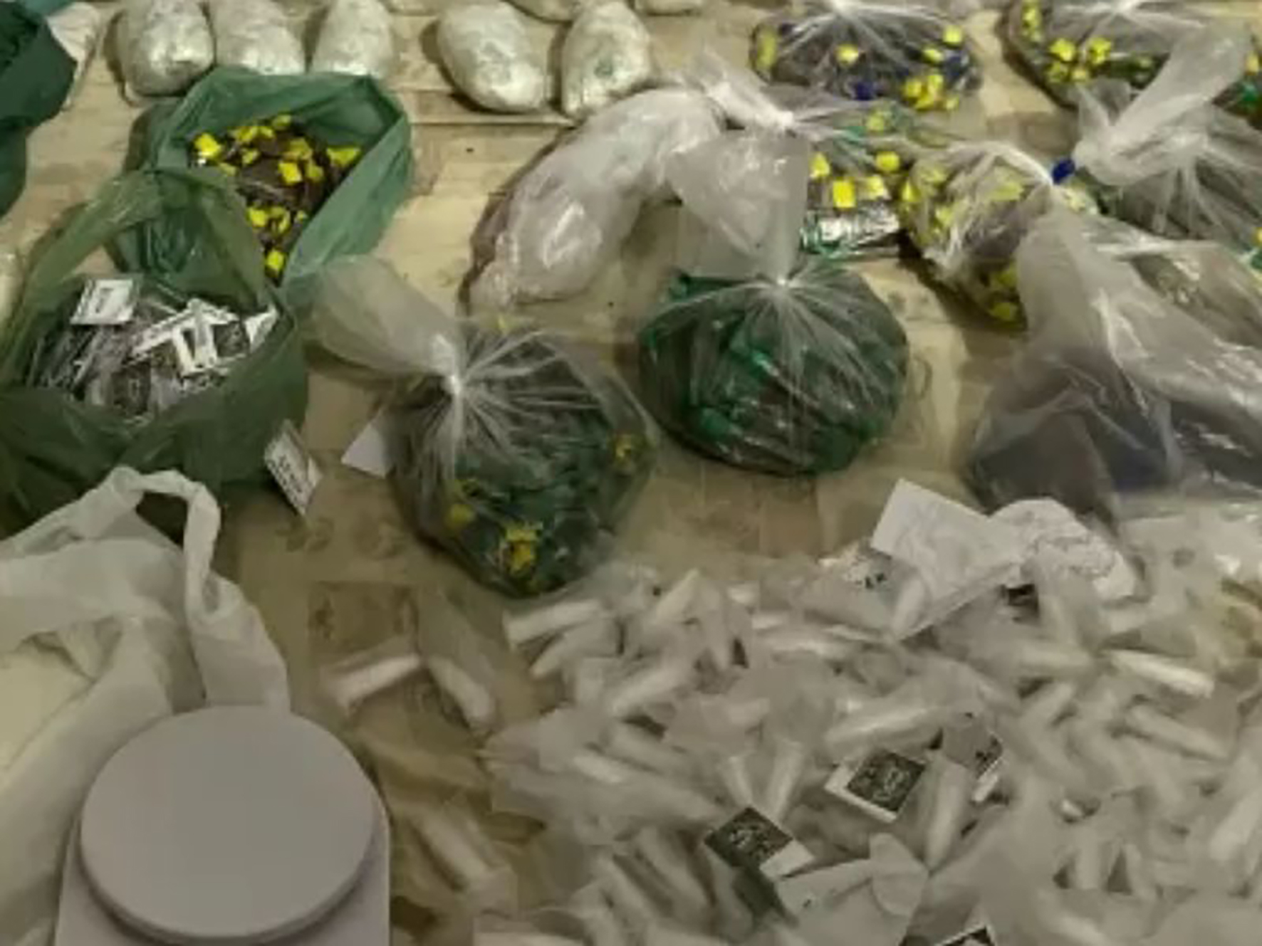 Polícia Militar encontra armazém do tráfico em casa abandonada em Unamar