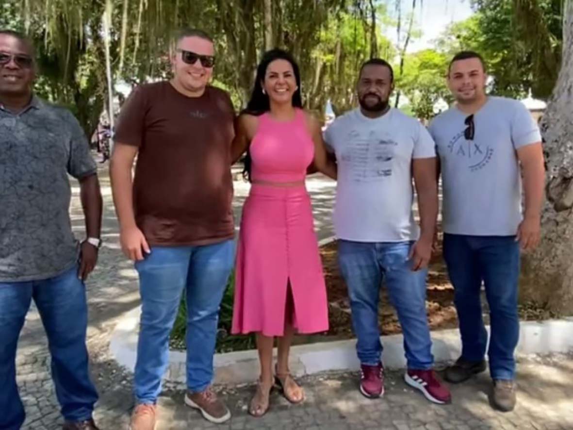 Prefeita de Silva Jardim visita feira de agricultura familiar e artesanato do município