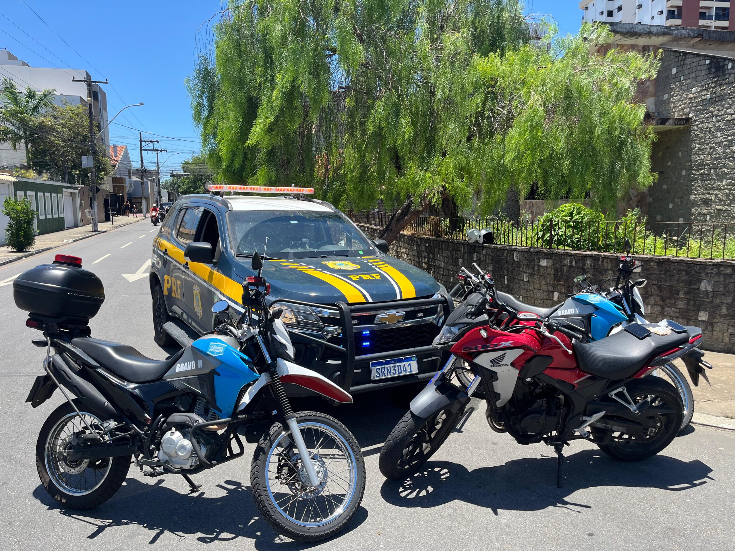 PRF prendeu dois homens em Campos e conseguiu recuperar moto roubada