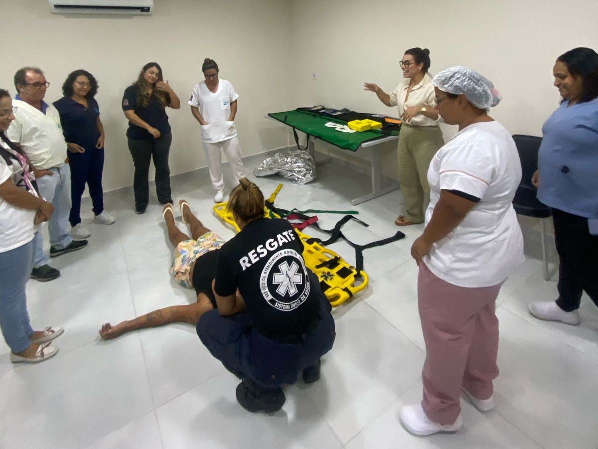 Profissionais de Saúde de Figueira, em Arraial do Cabo, recebem capacitação para atendimento a afogamentos