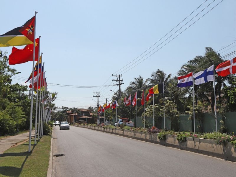 Búzios promove trocas das bandeiras internacionais na principal via da cidade