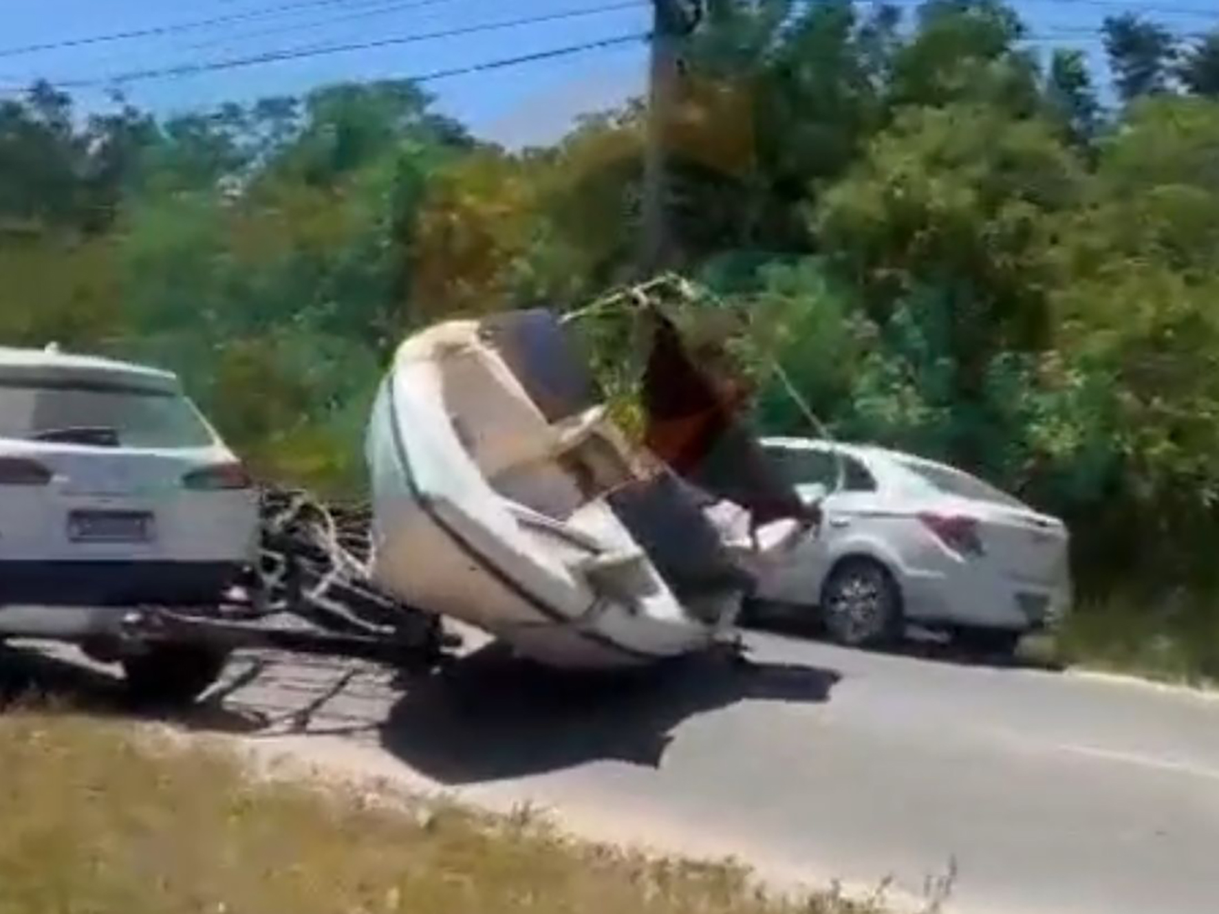 Barco deslocado causa transtornos em Cabo Frio
