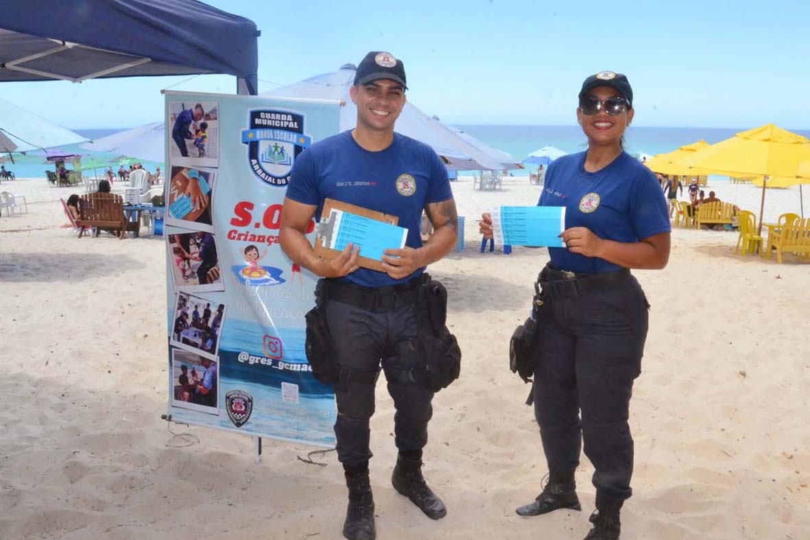 Pulseiras de identificação são distribuídas para crianças nas praias de Arraial do Cabo visando maior segurança