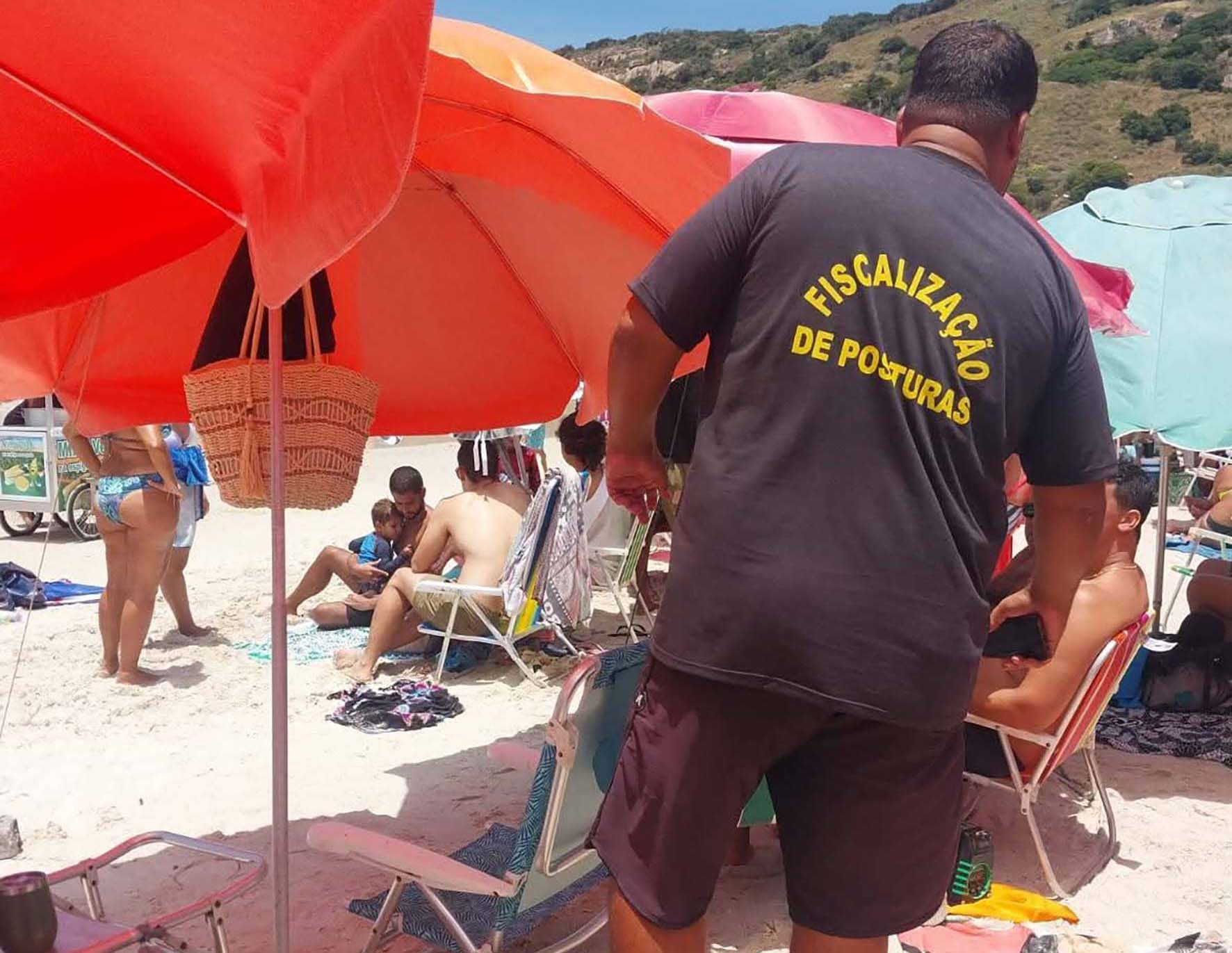 Fiscalização nas praias de Arraial do Cabo coíbe aluguel irregular e uso de caixas de som