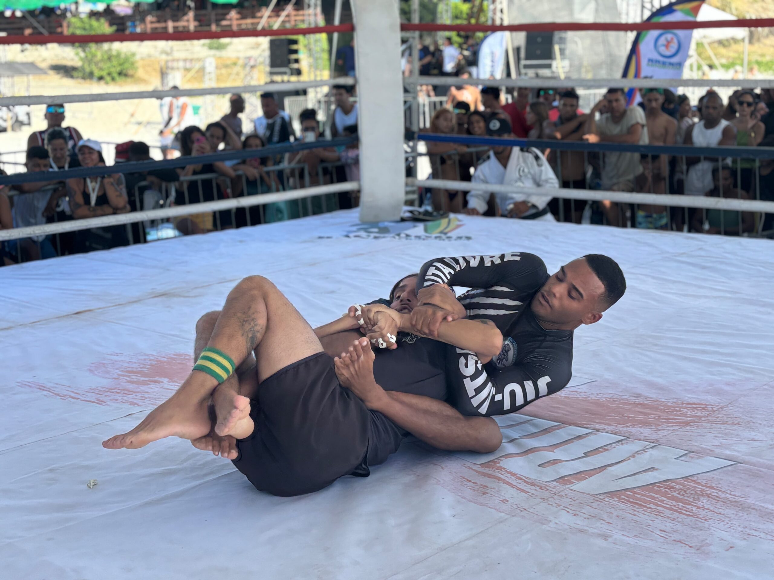 Adrenalina e técnica marcam evento de artes marciais em Arraial do Cabo